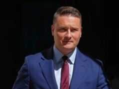 Streeting apóia Burnham na eleição suplementar de Makerfield para selar o pacto anti-Starmer: a pressão sobre o PM cresce à medida que os rivais se unem Menos de 224 horas depois de deixar o cargo de secretário de saúde, antes de uma esperada corrida ao cargo mais alto, o Sr. Streeting disse que não deveria haver obstáculos para o prefeito da Grande Manchester concorrer às eleições suplementares de Makerfield.