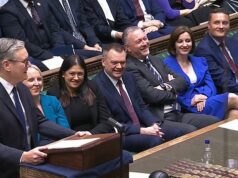 Streeting se contorce enquanto Starmer, sob cerco, zomba de sua oferta de liderança e os mercados oscilam com o caos trabalhista – com o secretário de Saúde pronto para renunciar amanhã Wes Streeting ergueu as sobrancelhas desajeitadamente enquanto o primeiro-ministro usava sua resposta ao Discurso do Rei para fazer uma referência incisiva às pessoas que montavam 'listas de parlamentares'