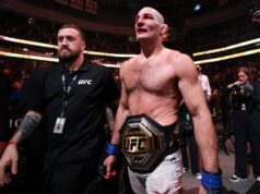 Strickland x Chimaev – UFC 328: Strickland derrota Chimaev na decisão dividida NEWARK, NOVA JERSEY - 09 DE MAIO: Khamzat Chimaev dos Emirados Árabes Unidos e Sean Strickland dos Estados Unidos se abraçam após a luta pelo título dos médios durante o UFC 328 no Prudential Center em 09 de maio de 2026 em Newark, Nova Jersey. Ishika Samant/Getty Images/AFP (Foto de Ishika Samant/GETTY IMAGES AMÉRICA DO NORTE/Getty Images via AFP)