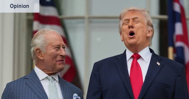 O rei Charles da Grã-Bretanha com o presidente dos EUA, Donald Trump, no gramado sul da Casa Branca durante sua visita na semana passada.
