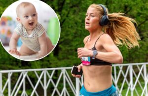 Sua capacidade de competir em eventos de ultra-resistência pode ser determinada desde o nascimento Uma corredora com sutiã esportivo preto e shorts azuis, usando fones de ouvido e um smartwatch, corre com os cabelos voando, carregando um telefone.