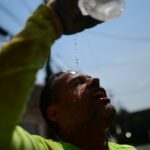 homem bebe e tem toalha na cabeça