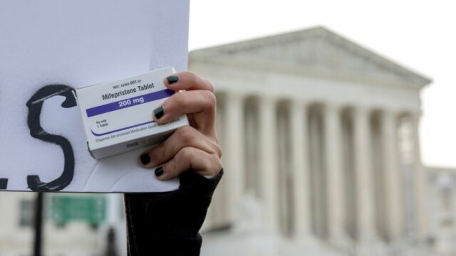 Suprema Corte dos EUA suspende temporariamente proibição de entrega de pílulas abortivas
