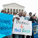 Pessoas se manifestam em frente à Suprema Corte dos EUA após discussões sobre os distritos eleitorais da Louisiana em 24 de março de 2025.