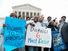 Suprema Corte emite nova decisão emergencial sobre direitos de voto que impulsiona o Partido Republicano Pessoas se manifestam em frente à Suprema Corte dos EUA após discussões sobre os distritos eleitorais da Louisiana em 24 de março de 2025.