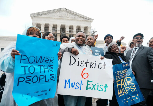 Pessoas se manifestam em frente à Suprema Corte dos EUA após discussões sobre os distritos eleitorais da Louisiana em 24 de março de 2025.