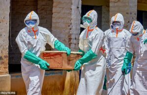 Surto de Ebola causado por cepa rara sem vacina, alertam especialistas quando os casos passam de 900 e os primeiros voluntários da Cruz Vermelha morrem do vírus A Organização Mundial de Saúde afirma que o surto representa um risco ¿muito elevado¿ para o Congo, mas o risco de a doença se espalhar globalmente permanece baixo