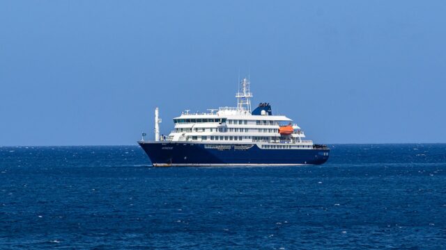 Surto em navio de cruzeiro deixa 3 mortos enquanto autoridades atrasam evacuações médicas e investigam ameaça de hantavírus

