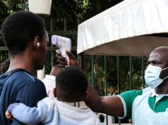 Surto ‘extraordinário’ de Ebola foi declarado emergência de interesse internacional Uma autoridade de saúde usa um termômetro para examinar as pessoas em frente ao Hospital Muçulmano Kibuli, em Kampala, Uganda.
