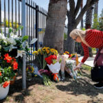 Gregory Bull/AP Photo/Gregory Bull - FOTO: Polícia carrega armas no local de um tiroteio fora do Centro Islâmico de San Diego em 18 de maio de 2026, em San Diego.