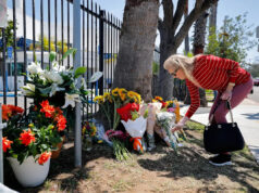 Suspeito do tiroteio no Centro Islâmico de San Diego aparentemente postou vídeo do ataque: Fontes Gregory Bull/AP Photo/Gregory Bull - FOTO: Polícia carrega armas no local de um tiroteio fora do Centro Islâmico de San Diego em 18 de maio de 2026, em San Diego.