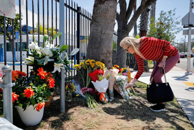 Suspeito do tiroteio no Centro Islâmico de San Diego aparentemente Gregory Bull/AP Photo/Gregory Bull - FOTO: Polícia carrega armas no local de um tiroteio fora do Centro Islâmico de San Diego em 18 de maio de 2026, em San Diego.