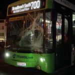 O motorista do ônibus perdeu o controle após ser confrontado por vários ciclistas de bicicleta elétrica.
