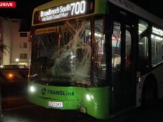Suspeitos fogem quando ônibus bate após ser atingido por pedras O motorista do ônibus perdeu o controle após ser confrontado por vários ciclistas de bicicleta elétrica.
