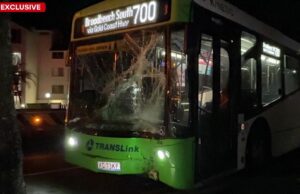 Suspeitos fogem quando ônibus bate após ser atingido por pedras O motorista do ônibus perdeu o controle após ser confrontado por vários ciclistas de bicicleta elétrica.