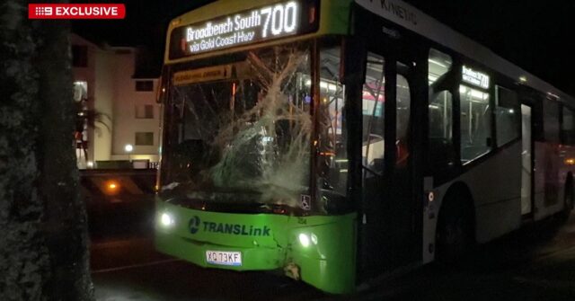 Suspeitos fogem quando ônibus bate após ser atingido por pedras O motorista do ônibus perdeu o controle após ser confrontado por vários ciclistas de bicicleta elétrica.