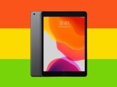Sustentabilidade, estilo e economia: compre este iPad de 7ª geração com 47% de desconto Uma mulher ruiva usa um tablet, tocando a tela com o dedo.