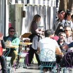 Garçons atendendo clientes de mesas. Falta de pessoal em Surry Hills.