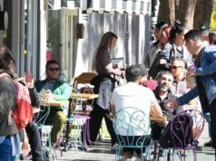 Taxa de desemprego salta com resultado surpreendente Garçons atendendo clientes de mesas. Falta de pessoal em Surry Hills.