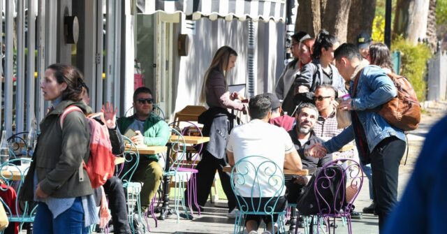 Garçons atendendo clientes de mesas. Falta de pessoal em Surry Hills.