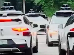Táxis sem motorista confusos tomam ruas em subúrbio americano Waymo