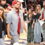 Taylor Swift e Travis Kelce vestem jeans dele e dela para o encontro na quadra no jogo Cavaliers vs.