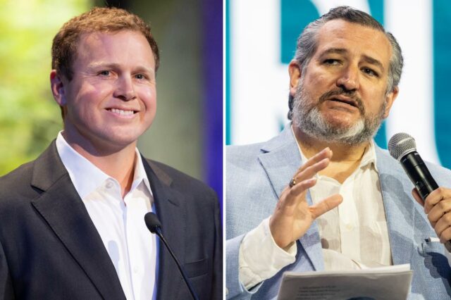Ted Cruz diz a parte tranquila em voz alta enquanto Spencer Pratt em um pódio durante os Debates Governamentais da Califórnia e da Prefeitura de Los Angeles da NBC4 e Telemundo 52.