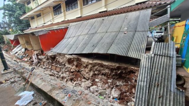 Tembok SDN Tebet Barat 08 Tiba-tiba Roboh, Ternyata Ini Penyebabnya
