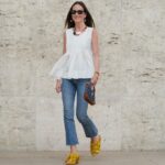 Modelo Alyssa Cordes usando vestido branco com estampa de bolinhas pretas Gestuz, botins de couro Kooples, bolsa APC usada em 6 de junho de 2018 em Berlim, Alemanha.