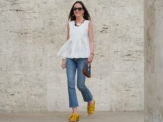 Tenho 5’3 ”- 17 blusas de primavera lisonjeiras que cabem em mulheres com mais de 40 anos Modelo Alyssa Cordes usando vestido branco com estampa de bolinhas pretas Gestuz, botins de couro Kooples, bolsa APC usada em 6 de junho de 2018 em Berlim, Alemanha.