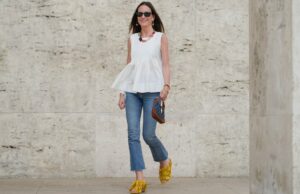 Tenho 5’3 ”- 17 blusas de primavera lisonjeiras que cabem em mulheres com mais de 40 anos Modelo Alyssa Cordes usando vestido branco com estampa de bolinhas pretas Gestuz, botins de couro Kooples, bolsa APC usada em 6 de junho de 2018 em Berlim, Alemanha.