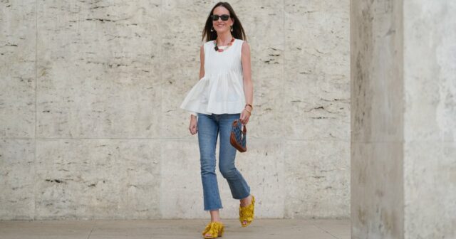 Modelo Alyssa Cordes usando vestido branco com estampa de bolinhas pretas Gestuz, botins de couro Kooples, bolsa APC usada em 6 de junho de 2018 em Berlim, Alemanha.