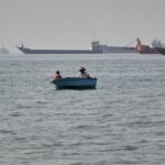 Tensões aumentam após navio afundar perto do Estreito de Ormuz