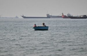 Tensões aumentam após navio afundar perto do Estreito de Ormuz Tensões aumentam após navio afundar perto do Estreito de Ormuz