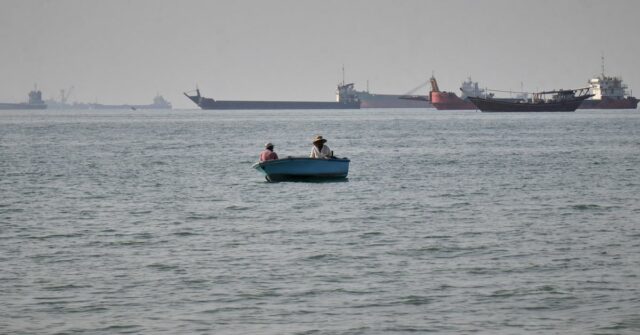 Tensões aumentam após navio afundar perto do Estreito de Ormuz
