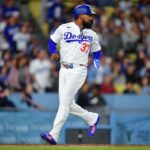 O defensor esquerdo do Los Angeles Dodgers, Teoscar Hernandez (37), marca uma corrida contra o Colorado Rockies.