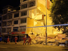 Terremoto atinge sudoeste da China; milhares evacuam, edifícios desabam Terremoto atinge sudoeste da China; milhares evacuam, edifícios desabam