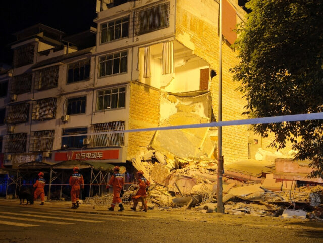 Terremoto atinge sudoeste da China; milhares evacuam, edifícios desabam

