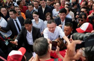 Thaksin Shinawatra da Tailândia é libertado da prisão Thaksin Shinawatra da Tailândia é libertado da prisão