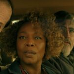 'The Boroughs' traz um grupo animado de idosos em uma previsível aventura de ficção científica