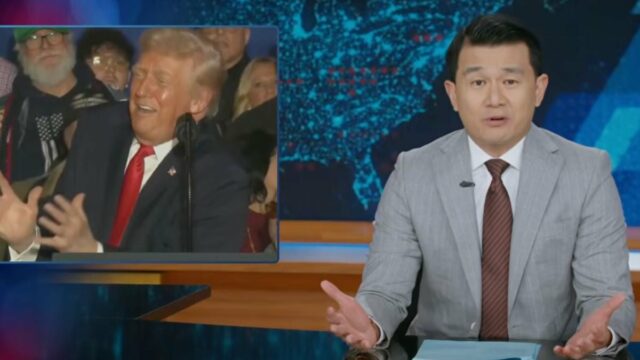 'The Daily Show' sugere que Trump está 'descobrindo algo sobre Stephen Colbert