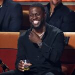 Kevin Hart fala no palco no 51º AFI Life Achievement Award: A Tribute To Eddie Murphy (Crédito: Michael Kovac/Getty Images for AFI)