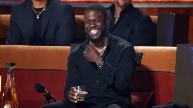 Kevin Hart fala no palco no 51º AFI Life Achievement Award: A Tribute To Eddie Murphy (Crédito: Michael Kovac/Getty Images for AFI)