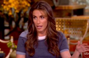 ‘The View’: Alyssa Farah Griffin choca o público quando ela acidentalmente se refere ao casamento de Donald Trump Jr. 'The View': Alyssa Farah Griffin choca o público quando ela acidentalmente se refere ao casamento de Donald Trump Jr.