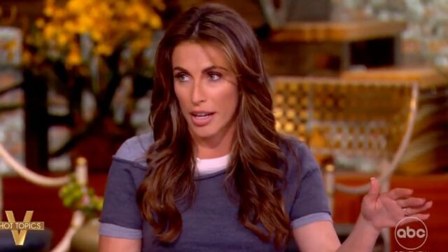 'The View': Alyssa Farah Griffin choca o público quando ela 'The View': Alyssa Farah Griffin choca o público quando ela acidentalmente se refere ao casamento de Donald Trump Jr.