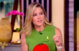 ‘The View’: Sara Haines diz que Trump ignorar os problemas financeiros da América é a ‘coisa mais verdadeira que ele já disse’ 'The View': Sara Haines diz que Trump ignorar os problemas financeiros da América é a 'coisa mais verdadeira que ele já disse'