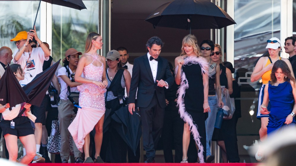 ‘The White Lotus’ recria a dramática noite de encerramento de Cannes com Laura Dern, Steve Coogan, Ari Graynor e Max Greenfield