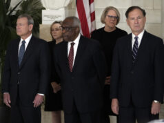 Thomas, Alito e Roberts enfrentam remoção da Suprema Corte sob proposta de lei Thomas, Alito e Roberts enfrentam remoção da Suprema Corte sob proposta de lei