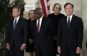 Thomas, Alito e Roberts enfrentam remoção da Suprema Corte sob proposta de lei Thomas, Alito e Roberts enfrentam remoção da Suprema Corte sob proposta de lei