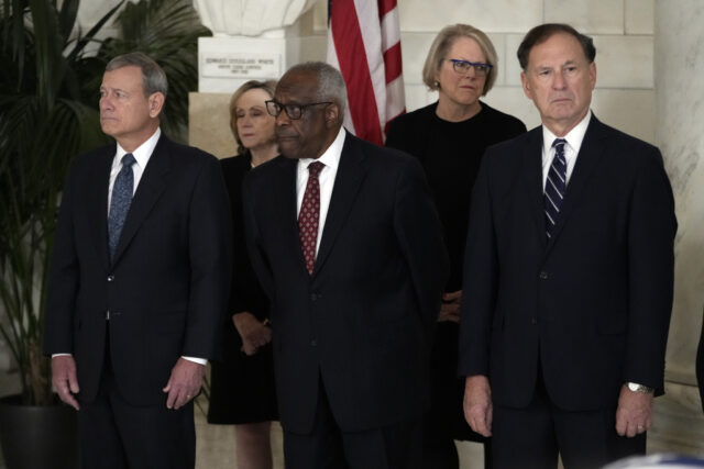 Thomas, Alito e Roberts enfrentam remoção da Suprema Corte sob proposta de lei

